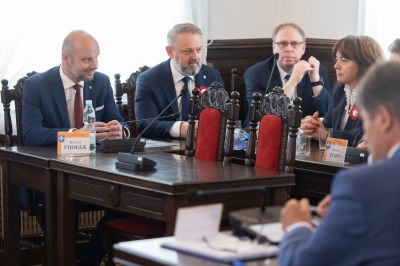 zdjęcie z sesji inauguracyjnej podczas, kt&oacute;rej odbyło się uroczyste ślubowanie Prezydenta Miasta Rzeszowa Konrada Fijołka, fot. Grzegorz Bukała, Urząd Miasta Rzeszowa